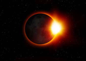 Sanidad insiste: no mires el eclipse solar sin gafas certificadas o te enfrentarás a lesiones irreversibles