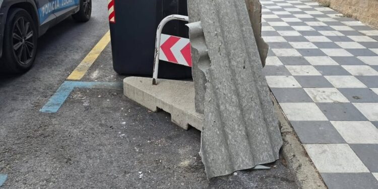Identifican al responsable de un vertido de uralita en la calle Jorge Torner de Cuenca