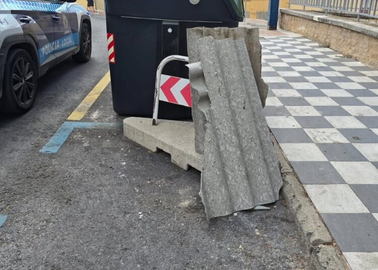 Identifican al responsable de un vertido de uralita en la calle Jorge Torner de Cuenca