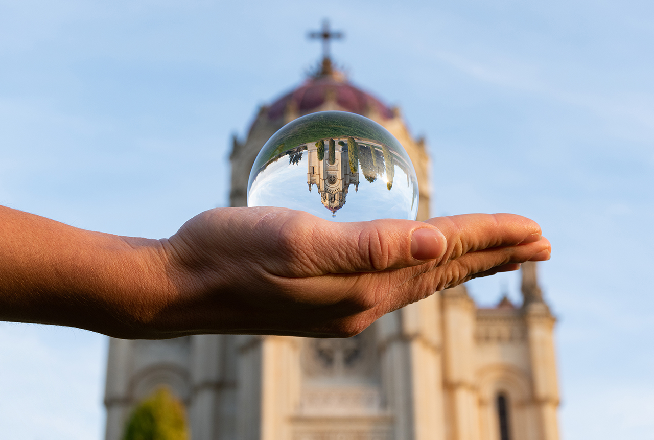 Se buscan las mejores miradas geométricas para el calendario turístico de Guadalajara 2027 1 La concejalía de Turismo del Ayuntamiento de Guadalajara ha abierto una nueva edición de su ya consolidado Concurso de Fotografía Turística. Esta iniciativa invita tanto a vecinos como a fotógrafos aficionados y profesionales a capturar una visión innovadora de la ciudad a través de sus objetivos.Bajo el lema “Guadalajara en relieve. Miradas geométricas”, el certamen de este año propone centrarse en los volúmenes, la geometría y la tridimensionalidad del patrimonio urbano local. El objetivo es poner en valor aquellos elementos arquitectónicos que definen la identidad de la capital desde una perspectiva artística.Requisitos y plazos
El proceso de participación ya está en marcha y cuenta con las siguientes condiciones clave:Plazo: Abierto desde el 1 de agosto hasta el 16 de octubre de 2026.Formato: Cada participante podrá presentar un máximo de tres fotografías, exclusivamente en disposición horizontal.Presentación: Toda la tramitación debe realizarse de forma telemática a través de la Sede Electrónica municipal.Premios y calendario oficial
Como en ediciones anteriores, el jurado seleccionará un total de doce fotografías ganadoras. Estas imágenes ilustrarán el calendario oficial del Ayuntamiento de Guadalajara para el año 2027 y se utilizarán en diversas campañas de promoción turística.Cada una de las obras galardonadas recibirá una dotación económica de 250 euros, sumando un total de 3.000 euros a repartir en esta convocatoria. Las personas interesadas ya pueden consultar las bases completas e iniciar el trámite a través de la página web de Turismo del Ayuntamiento