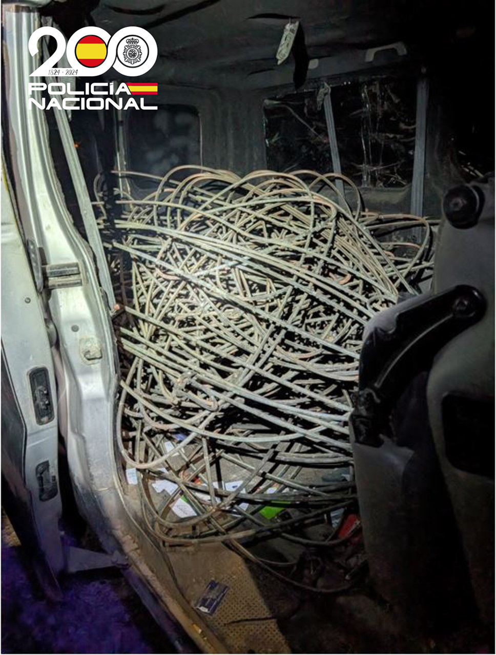 Seis detenidos por robar 300 kilos de cable de cobre de la catenaria de ADIF en Humanes de Mohernando 1 La Policía Nacional ha detenido en Guadalajara a seis varones, dos de ellos menores de edad, como presuntos autores del hurto de cable de cobre de una catenaria ferroviaria de ADIF en Humanes de Mohernando.Los agentes interceptaron a los detenidos cuando viajaban en una furgoneta con aproximadamente 300 kilogramos de cobre, valorados en 24.408 euros. Al ser preguntados por la procedencia del material, inicialmente afirmaron haberlo encontrado cerca del río Henares, en Humanes, pero después ofrecieron versiones contradictorias.Los policías intervinieron el cableado y las herramientas utilizadas para el hurto, evitando que el material se introdujera en el mercado ilícito. Posteriormente se confirmó que el cable pertenecía a la catenaria ferroviaria de ADIF de Humanes de Mohernando. Uno de los detenidos fue puesto a disposición judicial al figurar en vigor una requisitoria de un Juzgado de Coslada (Madrid).Evolución del robo de cobre en Guadalajara: de redes telefónicas a infraestructuras ferroviarias
El robo de cobre en Guadalajara no es un fenómeno nuevo. En febrero de 2022, Telefónica alertó de una “crítica” situación por la oleada de robos continuados en la red de cobre que afectaba a zonas como El Olivar, Alocén, Berninches y Aldeanueva de Guadalajara, con cerca de 10 kilómetros de cable sustraído y más de 200 postes afectados.Desde entonces, las fuerzas de seguridad han desmantelado múltiples bandas dedicadas a este tipo de hurtos. En marzo de 2026, la Policía Nacional detuvo a 13 personas por el saqueo de cobre en parques fotovoltaicos de Cuenca, con más de ocho toneladas de material incautado y un valor superior a los 100.000 euros.Lo que marca este caso de Humanes de Mohernando es el salto cualitativo en el objetivo: ya no se trata solo de cableado telefónico o de alumbrado público, sino de infraestructuras ferroviarias críticas como las catenarias de ADIF. Este tipo de robos pone en riesgo la seguridad del transporte ferroviario y exige una respuesta coordinada entre Policía Nacional, Guardia Civil y ADIF para proteger instalaciones estratégicas.