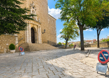 Tarancón prohíbe aparcar frente a la iglesia de la Asunción para proteger el templo y despejar las emergencias