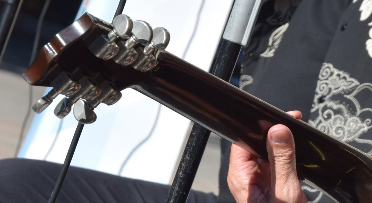 Trece proyectos musicales conquenses verán la luz gracias al impulso de la Diputación 1 La música en Cuenca cuenta con un nuevo respaldo institucional para materializar su talento en los estudios de grabación. La Diputación de Cuenca ha resuelto la convocatoria anual de subvenciones destinadas a la edición discográfica, inyectando más de 38.400 euros que permitirán respaldar de manera directa a trece artistas, bandas y agrupaciones culturales de toda la geografía provincial.Según ha detallado la diputada de Cultura, Marian Martínez, esta inyección económica resulta vital para evitar que muchos creadores se queden a las puertas de profesionalizar su trabajo por falta de recursos. Los estilos y formatos aprobados este año son muy variados. La línea de ayudas financiará, por ejemplo, los trabajos de las asociaciones culturales conquenses Trabarte ('Si acaso mañana'), La Dama Oscura ('Cave Canem') y Recreativa Amenaza, que publicará el LP Terciopelo Rosa del Inspector Harry.Además de las iniciativas de la capital –entre las que se encuentran los discos de artistas como José Luis Palacios ('Who Cares?'), María Cecilia Ortiz ('Oro Verde') o Ana María Gallego ('Leyendas y Aromas')–, el apoyo provincial también empuja el talento de otros municipios. Es el caso de Rubén Núñez, de El Herrumblar, con su disco 'Diorama'; la Asociación Cultural Musical Arte Pachamama de Huelves con su recopilatorio 'De Cuenca a Belén: un viaje de villancicos'; y la Banda de Rock Unanimal de Las Pedroñeras, que grabará su próximo álbum. Todos los beneficiarios tendrán hasta el 31 de octubre de 2026 para justificar los proyectos.Hemeroteca y contexto históricoEste plan de impulso a la industria musical local no es un hecho aislado dentro de la estrategia de la institución, que este mismo año ha anunciado convocatorias pioneras y expansiones presupuestarias para la cultura conquense. Precisamente el pasado mes de abril, la institución convocaba estas ayudas a grupos y solistas dotadas con 50.000 euros, demostrando su compromiso con evitar la fuga de talento local por falta de capacidad técnica o discográfica.A este impulso para las grabaciones hay que sumarle el importante empuje que han recibido históricamente otras vertientes musicales, como el programa Talía para dinamizar las actuaciones escénicas en núcleos rurales o los recientes aumentos del 50% en las ayudas para que las bandas de música puedan adquirir nuevos instrumentos y uniformes, alcanzando cifras récord en subvenciones directas a la cultura local.