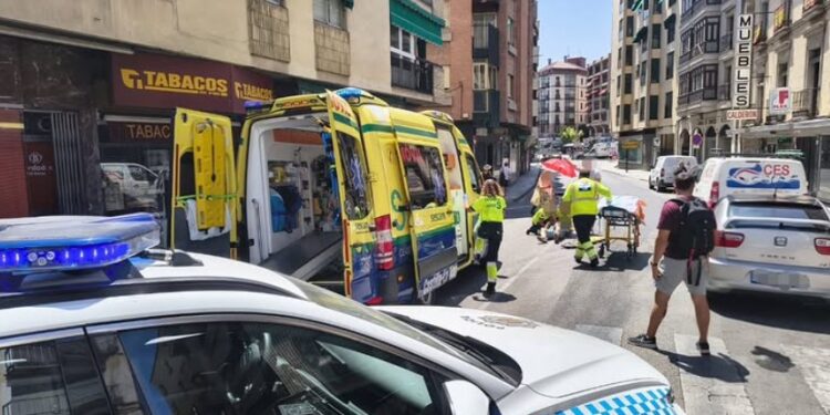Un peatón resulta herido tras ser atropellado en un paso de cebra de la calle Calderón de la Barca Un peatón resulta herido tras ser atropellado en un paso de cebra de la calle Calderón de la Barca