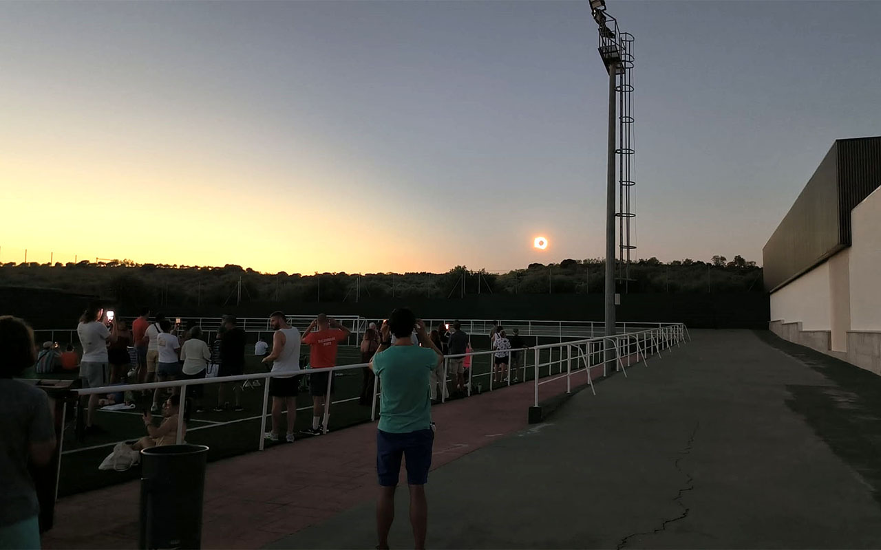Unas 500 personas disfrutaron el eclipse en el punto de observación de Cabanillas Unas 500 personas disfrutaron el eclipse en el punto de observación de Cabanillas