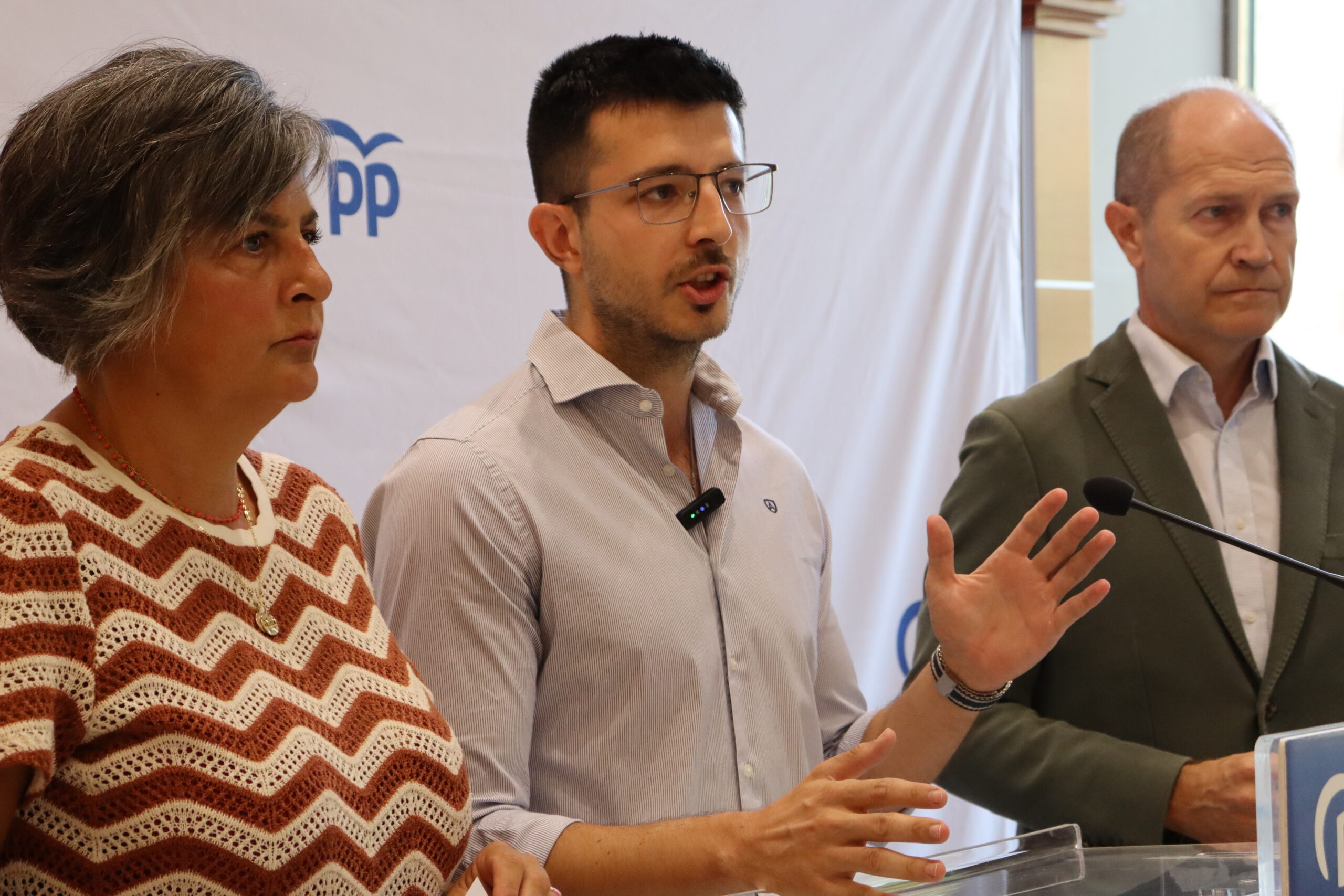 El PP exige a Vega que convoque la Mesa de Seguimiento del Servicio de Residuos ante el caos en la recogida de basuras en más de 100 municipios El PP exige a Vega que convoque la Mesa de Seguimiento del Servicio de Residuos ante el caos en la recogida de basuras en más de 100 municipios