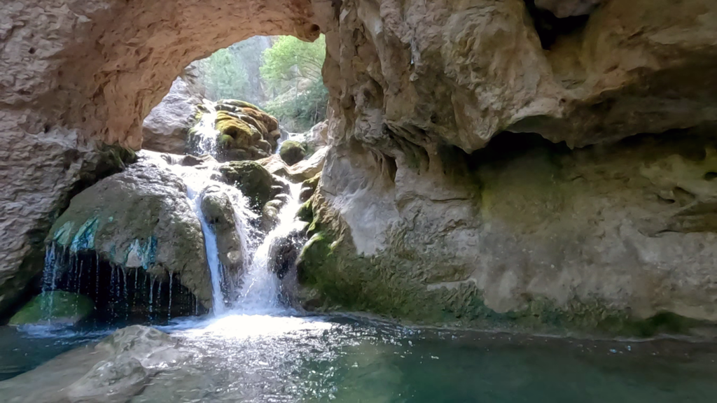 El vídeo de un lugar de verano en el río Escabas. Parque Natural de la Serranía de Cuenca