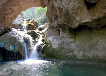 El vídeo de un lugar de verano en el río Escabas. Parque Natural de la Serranía de Cuenca
