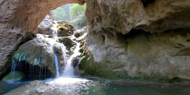 El vídeo de un lugar de verano en el río Escabas. Parque Natural de la Serranía de Cuenca El vídeo de un lugar de verano en el río Escabas. Parque Natural de la Serranía de Cuenca