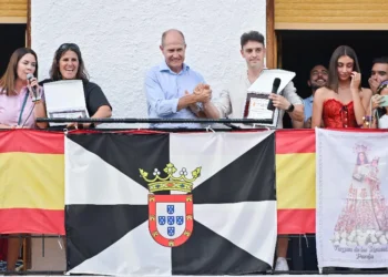 Pareja abre sus fiestas homenajeando a quienes protegen sus montes