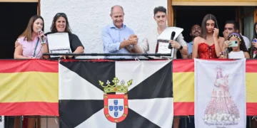 Pareja abre sus fiestas homenajeando a quienes protegen sus montes