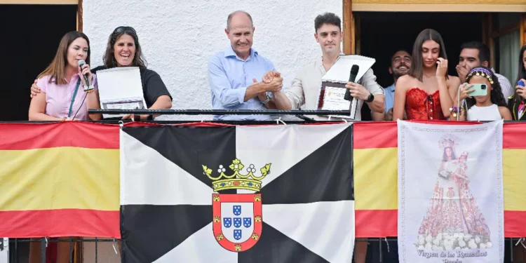 Pareja abre sus fiestas homenajeando a quienes protegen sus montes