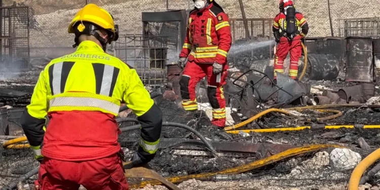 Los bomberos extinguen el fuego de Los Palancares en Cuenca y mantienen un retén preventivo Los bomberos extinguen el fuego de Los Palancares en Cuenca y mantienen un retén preventivo