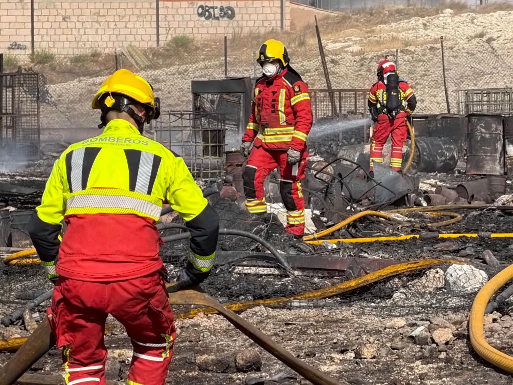 Los bomberos extinguen el fuego de Los Palancares en Cuenca y mantienen un retén preventivo Los bomberos extinguen el fuego de Los Palancares en Cuenca y mantienen un retén preventivo
