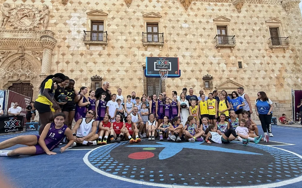 El circuito 3×3 CaixaBank reúne a 250 jugadores junto al Palacio del Infantado de Guadalajara El circuito 3×3 CaixaBank reúne a 250 jugadores junto al Palacio del Infantado de Guadalajara