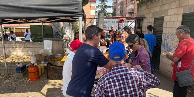 El barrio Castilla de Guadalajara reúne a doscientas personas en su tradicional despedida gastronómica del verano El barrio Castilla de Guadalajara reúne a doscientas personas en su tradicional despedida gastronómica del verano