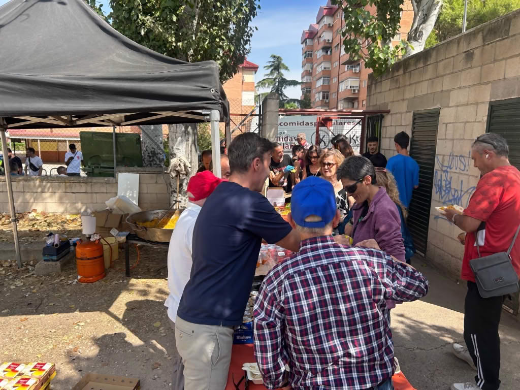 El barrio Castilla de Guadalajara reúne a doscientas personas en su tradicional despedida gastronómica del verano El barrio Castilla de Guadalajara reúne a doscientas personas en su tradicional despedida gastronómica del verano