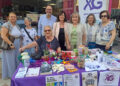 AFAGU acerca la concienciación sobre el Alzheimer a los vecinos de Guadalajara con una mesa informativa en el mercadillo