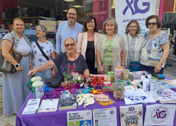 AFAGU acerca la concienciación sobre el Alzheimer a los vecinos de Guadalajara con una mesa informativa en el mercadillo