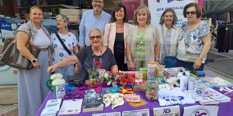 AFAGU acerca la concienciación sobre el Alzheimer a los vecinos de Guadalajara con una mesa informativa en el mercadillo AFAGU acerca la concienciación sobre el Alzheimer a los vecinos de Guadalajara con una mesa informativa en el mercadillo