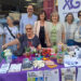 AFAGU acerca la concienciación sobre el Alzheimer a los vecinos de Guadalajara con una mesa informativa en el mercadillo