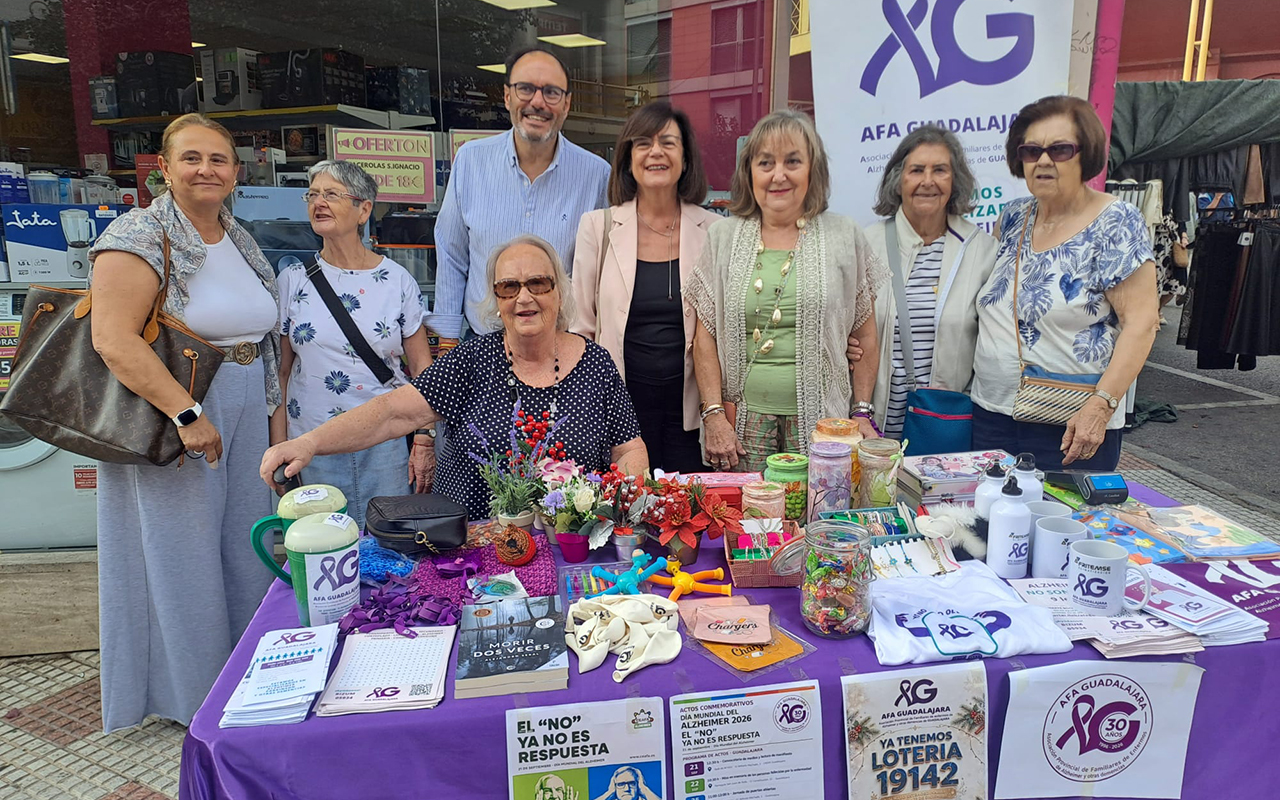AFAGU acerca la concienciación sobre el Alzheimer a los vecinos de Guadalajara con una mesa informativa en el mercadillo AFAGU acerca la concienciación sobre el Alzheimer a los vecinos de Guadalajara con una mesa informativa en el mercadillo