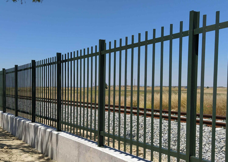 Adif blindará las vías del tren en Cabanillas del Campo y Azuqueca de Henares con nuevos cerramientos de seguridad