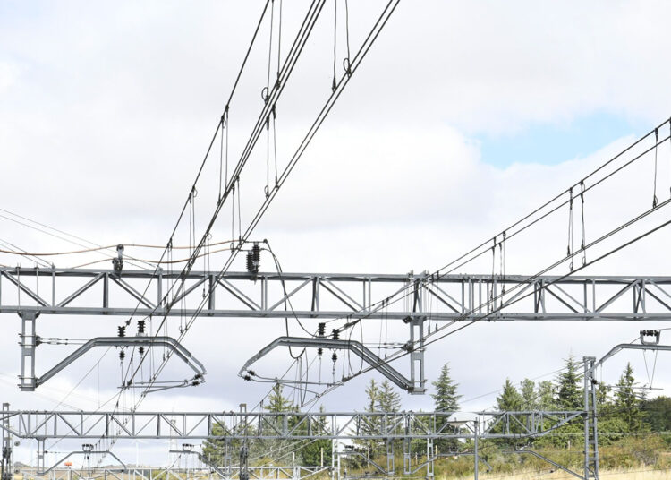 Adif energiza la catenaria para continuar con las obras de la Autopista Ferroviaria en la línea convencional Madrid-Zaragoza