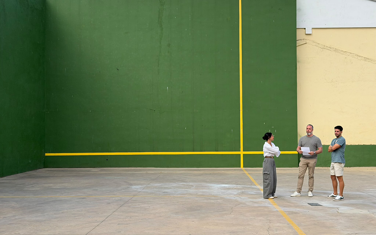 Arguisuelas y Narboneta modernizan sus espacios deportivos con el plan provincial de la Diputación de Cuenca 1 La Diputación de Cuenca avanza en el despliegue de su Plan de Instalaciones Deportivas con nuevas intervenciones en la comarca de la Serranía, donde el diputado de Mantenimiento, Diego Yuste, ha visitado los proyectos ejecutados en Arguisuelas y Narboneta. En Arguisuelas, el Ayuntamiento ha destinado 10.500 euros a la puesta a punto del frontón municipal, con una ayuda provincial de 10.000 euros orientada a preservar este espacio de ocio local. En Narboneta, una subvención de 8.000 euros financiada íntegramente por la corporación provincial ha permitido construir una pista polivalente adaptada a diversas disciplinas.El programa provincial contempla una inversión global superior a los 7 millones de euros para llegar a 255 municipios, destinando más de 1,3 millones de euros al conjunto de la Serranía conquense. Durante la visita, Yuste incidió en que estas partidas posibilitan que las localidades de menor población cuenten con recintos adecuados que difícilmente podrían asumir con fondos propios, afianzando alternativas de ocio saludable esenciales para frenar la despoblación rural.Equipamientos rurales frente al reto demográfico
La ejecución de estas mejoras en la Serranía enlaza con las convocatorias plurianuales que la institución provincial mantiene para modernizar las infraestructuras de uso público en los pequeños municipios de Cuenca.El acondicionamiento continuo de canchas, polideportivos y frontones tradicionales refuerza los servicios básicos de las localidades rurales, garantizando que los vecinos del entorno serrano dispongan de alternativas deportivas estables.