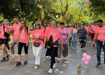 Cerca de 2.000 personas tiñen Guadalajara de rosa en la XII Marcha Contra el Cáncer