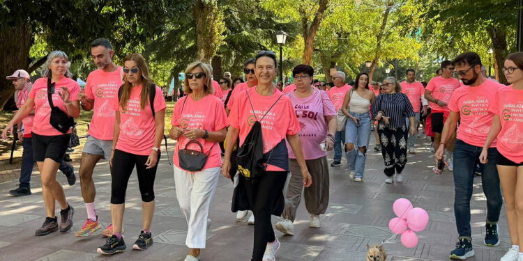 Cerca de 2.000 personas tiñen Guadalajara de rosa en la XII Marcha Contra el Cáncer Cerca de 2.000 personas tiñen Guadalajara de rosa en la XII Marcha Contra el Cáncer