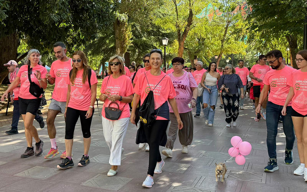 Cerca de 2.000 personas tiñen Guadalajara de rosa en la XII Marcha Contra el Cáncer Cerca de 2.000 personas tiñen Guadalajara de rosa en la XII Marcha Contra el Cáncer