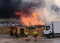 Controlado el incendio de la nave de MOBEC aunque el viento mete el humo en Cuenca