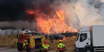 Controlado el incendio de la nave de MOBEC aunque el viento mete el humo en Cuenca