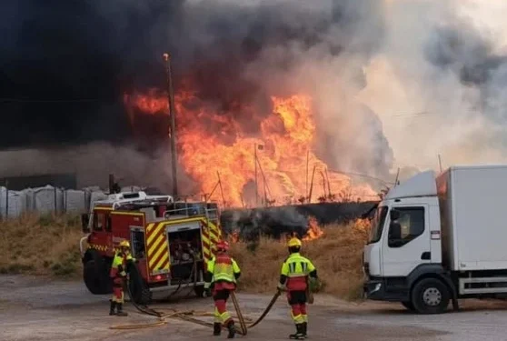 Controlado el incendio de la nave de MOBEC aunque el viento mete el humo en Cuenca