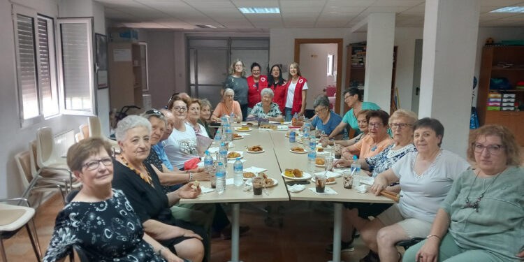 Cruz Roja extiende sus programas de apoyo a personas mayores y cuidadoras por 24 municipios rurales de Cuenca Cruz Roja extiende sus programas de apoyo a personas mayores y cuidadoras por 24 municipios rurales de Cuenca
