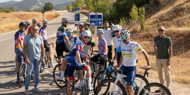 Cuenca estrena la señalización cicloturista de once puertos de montaña con los hermanos Herrada Cuenca estrena la señalización cicloturista de once puertos de montaña con los hermanos Herrada