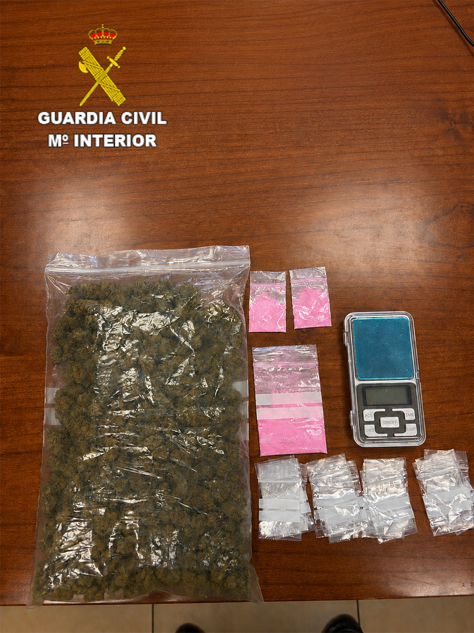 Dos detenidos en Huete tras hallar «tusi» y marihuana en un coche interceptado en la A-3 Dos detenidos en Huete tras hallar «tusi» y marihuana en un coche interceptado en la A-3
