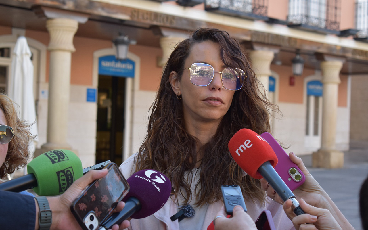 El PSOE afirma que si las Ferias “son un éxito es gracias al modelo en el centro de Alberto Rojo, a pesar de la gestión chapucera de Guarinos” El PSOE afirma que si las Ferias “son un éxito es gracias al modelo en el centro de Alberto Rojo, a pesar de la gestión chapucera de Guarinos”