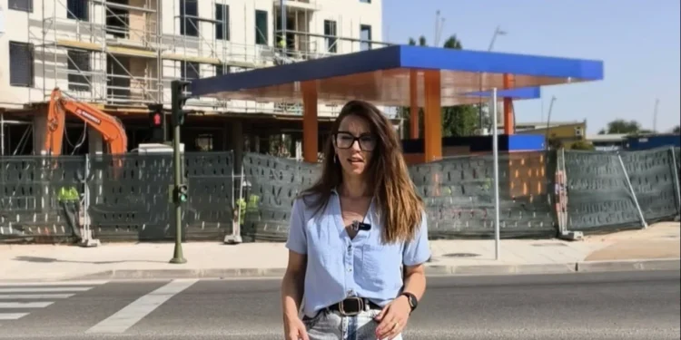 El PSOE critica que Guarinos instale una gasolinera ‘low cost’ pegada a un bloque de viviendas, y a escasos metros del Puente Árabe