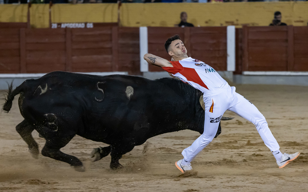 “El Peta” gana en Guadalajara el Concurso nacional de Recortadores una tarde vibrante marcada por la emoción “El Peta” gana en Guadalajara el Concurso nacional de Recortadores una tarde vibrante marcada por la emoción
