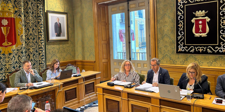 El Pleno del Ayuntamiento nombra Hijo Adoptivo de Cuenca a Maximino Pérez tras 25 años al frente de la plaza de toros