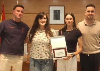El alcalde de Cabanillas recibe a la estudiante cabanillera Lucía Salazar, mejor nota de la PAU de este año en Guadalajara