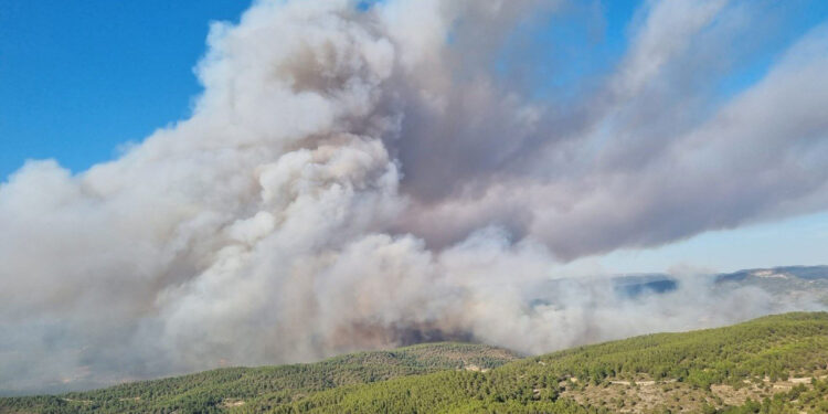 El humo del incendio forestal de Tuéjar alcanza la capital conquense arrastrado por el viento El humo del incendio forestal de Tuéjar alcanza la capital conquense arrastrado por el viento