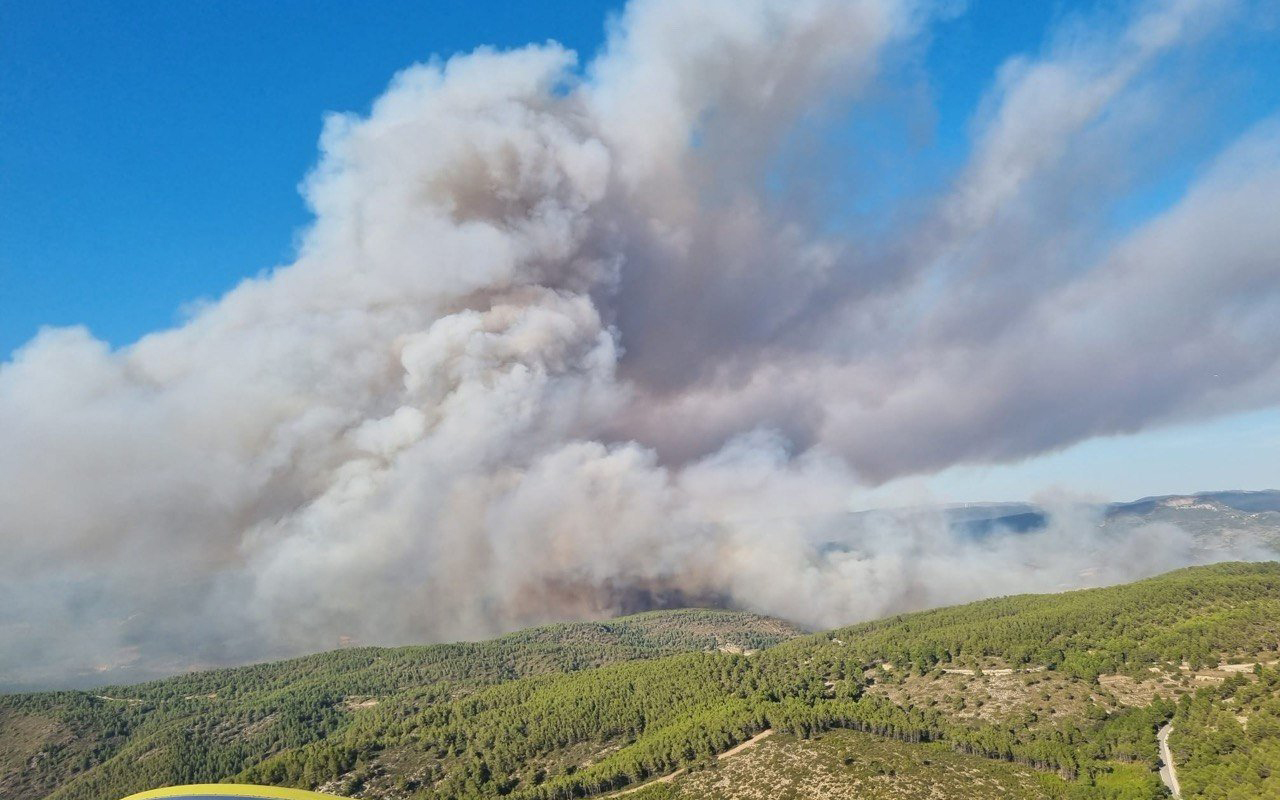 El humo del incendio forestal de Tuéjar alcanza la capital conquense arrastrado por el viento El humo del incendio forestal de Tuéjar alcanza la capital conquense arrastrado por el viento