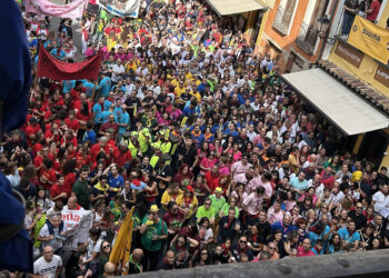 El jefe de maromeros Álvaro Guijarro abre San Mateo ensalzando a la vaquilla en la Plaza Mayor de Cuenca