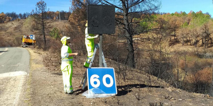 Fomento renueva más de 80 señales en las carreteras de la Sierra Norte dañadas por el fuego de La Mierla