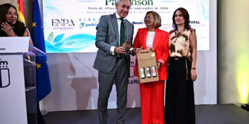 Fundación Eurocaja Rural recibe el reconocimiento de la Asociación de Parkinson de Villarrobledo por su sensibilización con enfermedades neurodegenerativas