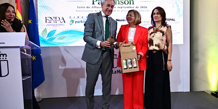 Fundación Eurocaja Rural recibe el reconocimiento de la Asociación de Parkinson de Villarrobledo por su sensibilización con enfermedades neurodegenerativas Fundación Eurocaja Rural recibe el reconocimiento de la Asociación de Parkinson de Villarrobledo por su sensibilización con enfermedades neurodegenerativas