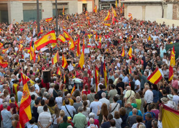 Guadalajara se desborda en la Plaza Mayor en apoyo a Ceuta: «La soberanía española no se cuestiona»